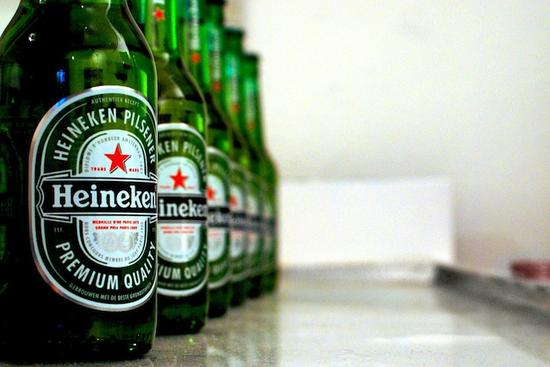 喜力啤酒的红五星标识非常显眼