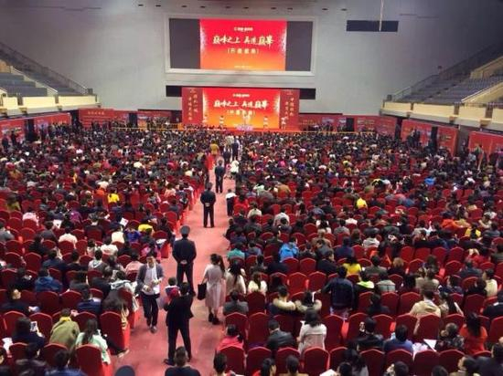 苏州高新区某楼盘在体育馆开盘现场