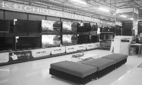 武汉工贸家电武胜路店，长虹彩电鲜有顾客问津。本报记者 吴薇 摄