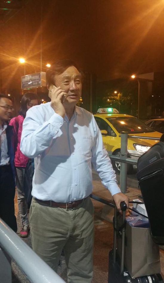 图为任正非在机场等出租车。