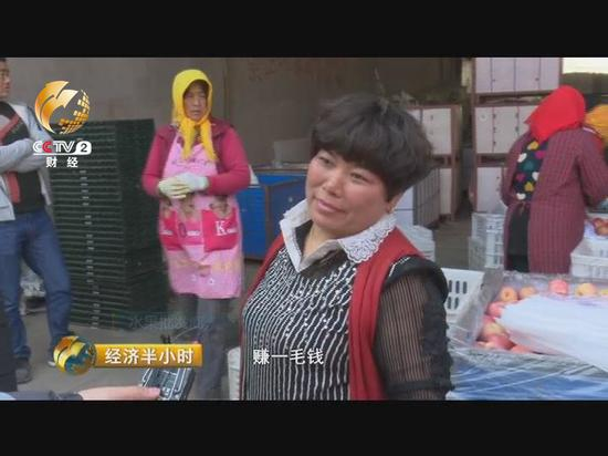 一位客户购买了五桶苹果，每斤九毛五分钱，但她觉得，今年的苹果生意不好干，赚一毛钱。