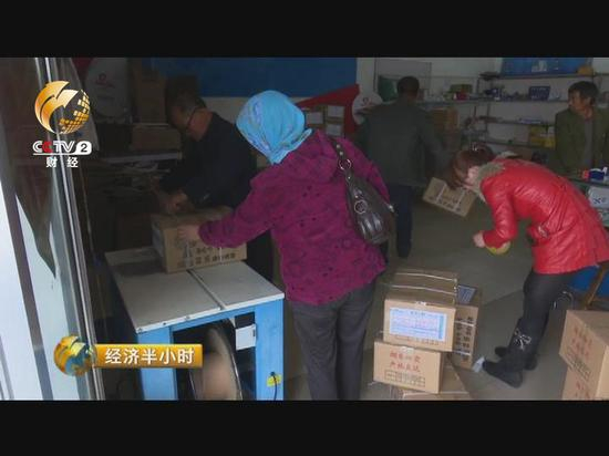 尽管当地村民也在通过电商、朋友圈销售苹果，但是销售的数量远远无法解决苹果的库存问题。