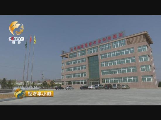 　　姜延泉的公司和栖霞市政府合作，建成山东栖霞国家农业科技园区，将研发更多的深加工产品，包括苹果粉、酵素、苹果面膜等，消化更多的苹果。