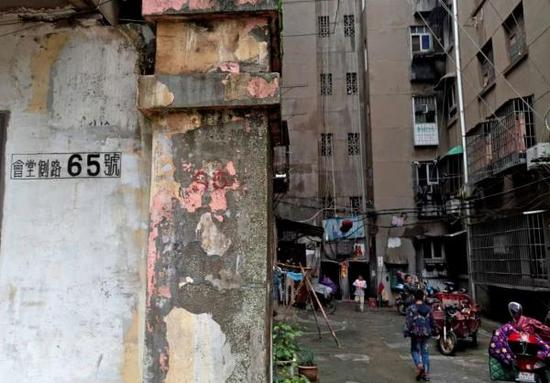 万大彬公司登记注册的地址在一栋破旧的老居民楼里。 澎湃新闻记者 胥辉 图