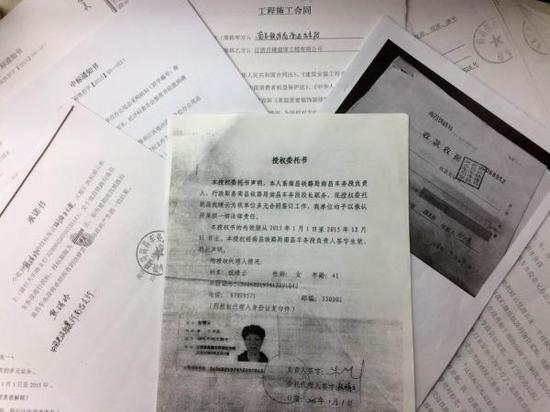 涉嫌诈骗的各种文件。 澎湃新闻记者 胥辉 图