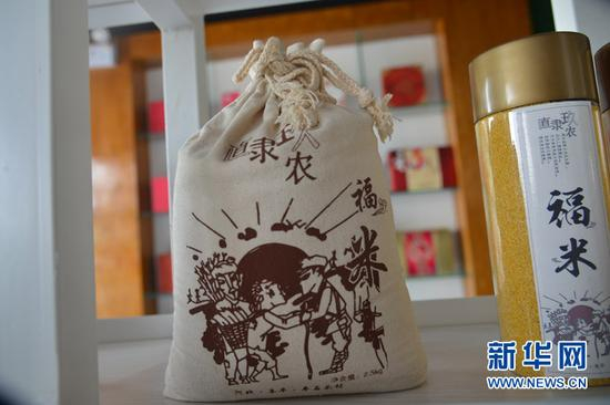 经过包装设计的当地特产小米 新华网 魏会博 摄经过包装设计的当地特产小米 新华网 魏会博 摄