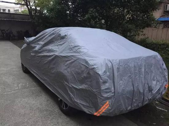 一位新能源车车主已用完临时牌照的限额，不能上路行驶，新车只能“趴”在家里。