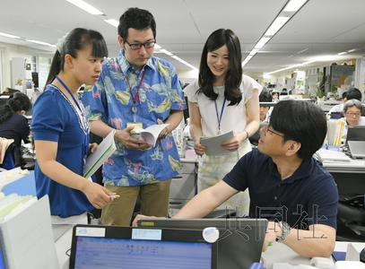 　　5月2日，日本政府启动清凉装活动。东京霞关的环境省办公楼内，地球环境局的职员们穿着便装上班。（共同社）