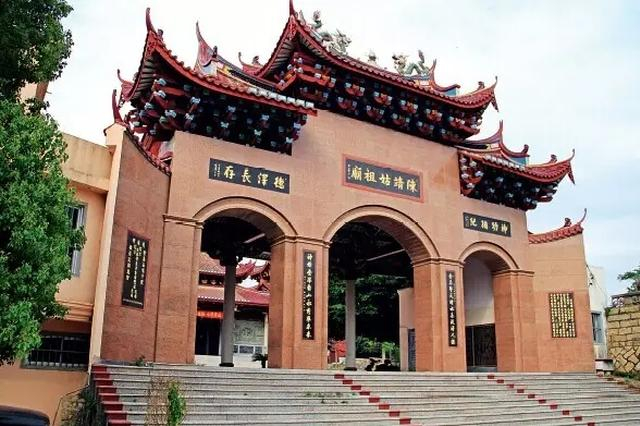 陈德良负责看管一个小庙，里面放着一尊千年陈靖姑神像