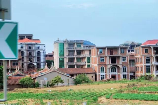 莆田市东庄镇随处可见的在建或已建成的“小洋房”