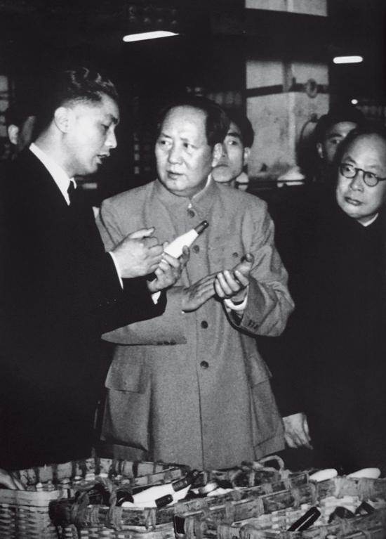 　　1956 年1 月，荣毅仁（左）陪同毛泽东、陈毅视察上海申新九厂。这是毛泽东视察过的惟一一家私营企业。