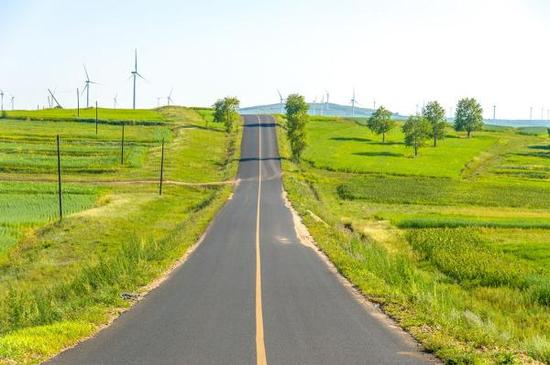 草原天路东口门票，收费标准为每人50元。 视觉中国 图