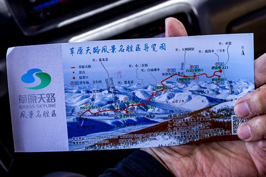 2015年8月10日，草原天路的景色宜人。 视觉中国 资料图