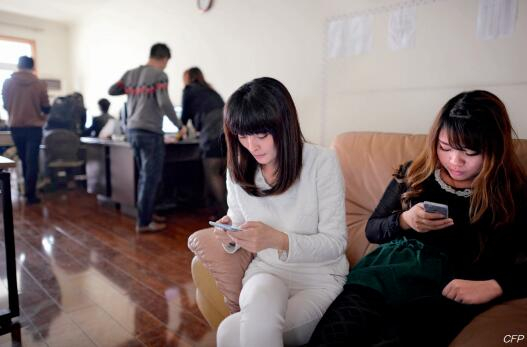 从背景布景板、柔光灯箱、摄像头到麦克风，主播必备装备往往价值不菲。