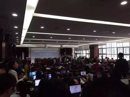 5月13日，南京再次迎来土拍，图为拍卖现场。荔枝网 图