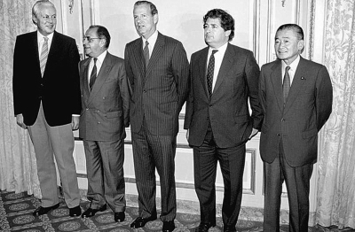 签署“广场协议”的G5五国财长。中间为贝克，右一为竹下登。