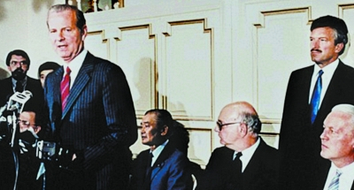 美国财政部长贝克（左一）在广场会议后举行的发布会上，其身后为日本藏相竹下登。