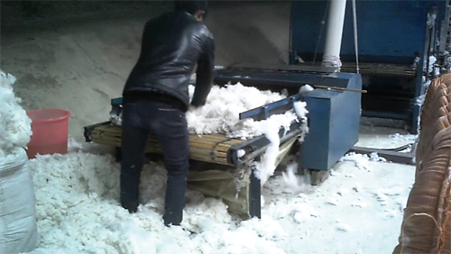 昆明市官渡区矣六街道办事处渔村被褥加工厂 床垫加工现场