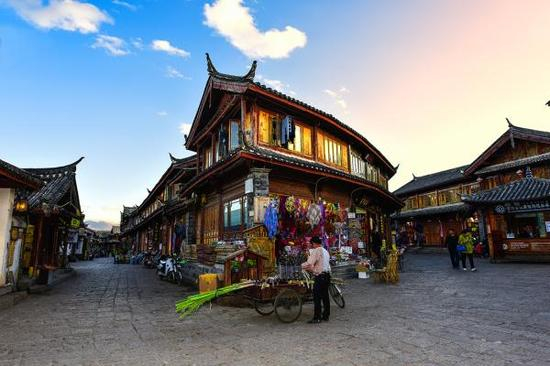 丽江古城内的商铺。视觉中国 图