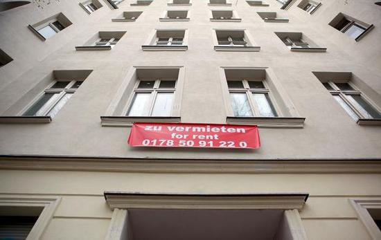 德国柏林街头，一栋房子上悬挂着房屋出租的联系方式。 视觉中国 资料图
