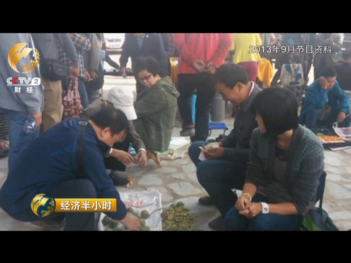 2013年9月十里河文玩市场外面摆满了大大小小的地摊，买卖双方正在热火朝天地交易着青皮核桃。