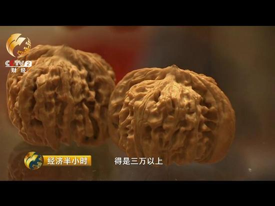 这对文玩核桃个头达到了50毫米，是邢伟林的柜台里的极品，，但价格与往日千差万别。