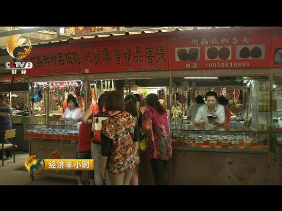 热闹的周末市场里，一整天都没开张的文玩核桃商贩还不止邢伟林一家。