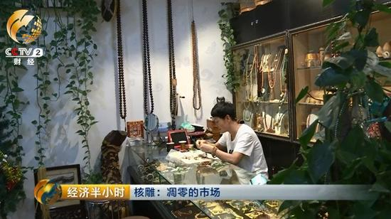 这家店的老板娘十多年前就开始做橄榄核生意，也幸运地赶上了橄榄核从不为人知到坐地升值的行情。