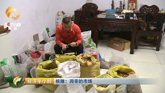 这天傍晚，当记者来到他家时，他正在整理囤在家里的橄榄核。