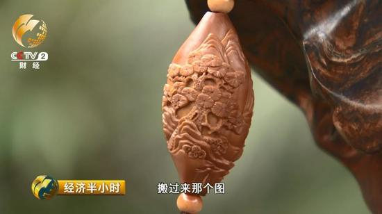 　　传统的橄榄核作品往往只有人物，他现在在作品上增加了风景和动物等元素，同时也在研究借鉴竹雕、木雕的刀法来把橄榄核雕刻得更加细致。