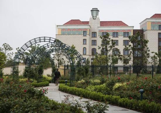 　　即将开业的上海迪士尼有可能给上海酒店住宿行业带来下半年客房率平均5%左右的增长。图为迪士尼度假区酒店。 贾亚男 澎湃资料
