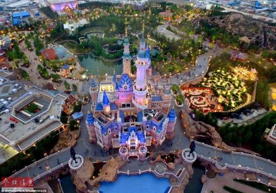 图为上海迪士尼乐园夜景。