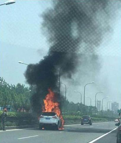 6月14日，在上海浦东外环线路段，有一辆混动SUV比亚迪唐突然起火燃烧。网络资料