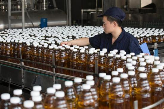 浙江杭州，由宗馥莉担任CEO的宏胜饮料集团生产车间。