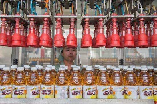 　　浙江杭州，由宗馥莉担任CEO的宏胜饮料集团生产车间。工人正在生产娃哈哈品牌的瓶装饮料。 文内图均来自澎湃新闻记者 徐晓林