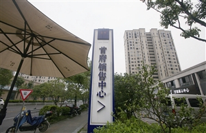 位于江北的天境花园门口立着首府销售中心的指示牌