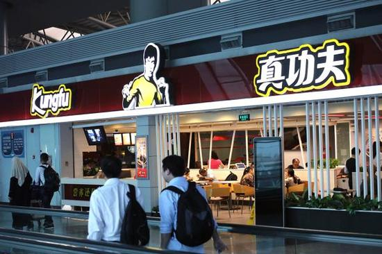 　　真功夫旗下三家店铺通过股权众筹金融服务公司第五创网站上线，分别融资80-104万元不等。投资人只要支付0.8万-1.04万元不等，便可以成为该店铺的股东，享受店铺未来红利。 东方IC 资料图
