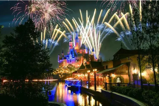 与其他迪士尼城堡只有一两位公主不同，上海迪士尼城堡里住着所有迪士尼公主。