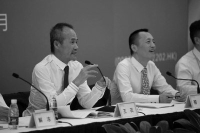 王石和郁亮在股东大会现场。万科供图