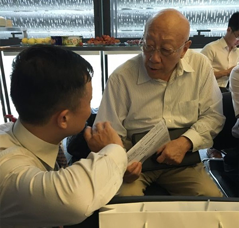 （参会的刘元生与万科执行副总裁王文金在交流）