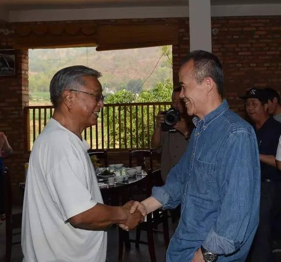 2014年，王石在云南哀牢山看望褚时健