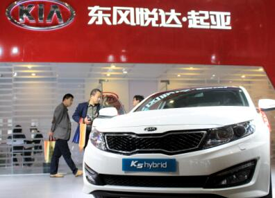 2015年4月17日，江苏南京，市民在新能源车展东风悦达起亚展位选购起亚K5轿车。 CFP供图