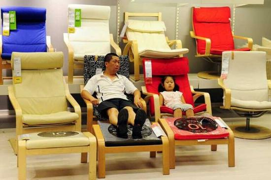 北京一家宜家店里面购物者正在试用商品