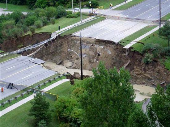 （洪水导致多伦多道路坍塌，来源：FX168财经网）
