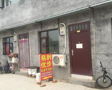 右起第一间门面为位于北京市昌平区东三旗车巢停车场的嘉诚汽车租赁有限公司。 罗聪冉 摄