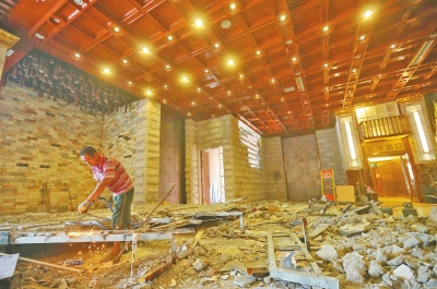 工人正拆掉室内的装修