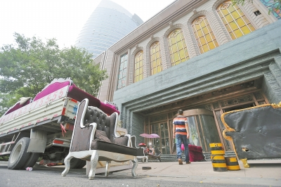 搬家公司的车上装满了沙发，门头上“皇家一号”四个大字已不在。