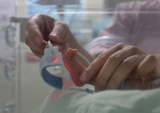 　　湘雅医院在官网发文称，家属多次将患儿丢弃在病床后失踪，后又将患儿的不幸过世作为谋求钱财的工具，“丧失了最基本的人伦”。 视觉中国 资料