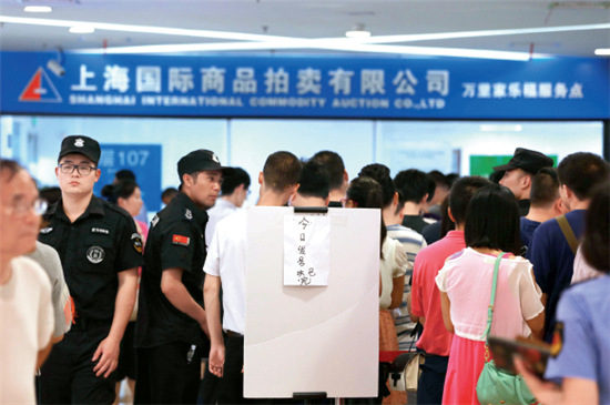 　　2016 年7月11日下午，上海普陀区家乐福万里店标书服务点排起了长龙。当日是沪牌拍卖相关业务恢复办理的首日。IC