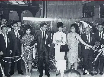 　　中间的俩人是郑裕彤和他太太